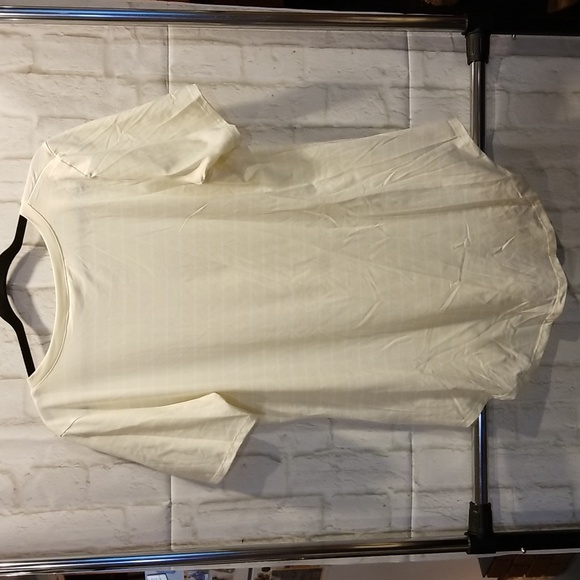 NWT-Lularoe Iris tee with high/low hemline - Picture 3 of 3